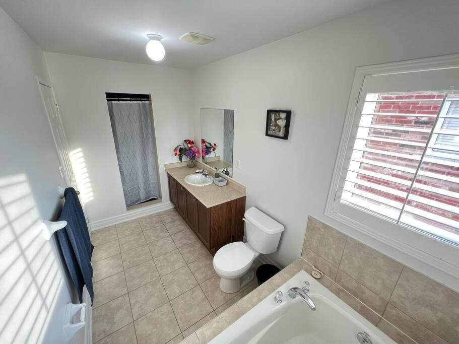 Beautiful 3-bedroom&3-bathroom holiday home-Mississauga Extérieur photo